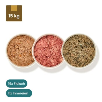 Gefrorene Tierfutterpakete, die mit drei Schalen verschiedener Fleischsorten ausgestellt sind; Etiketten zeigen 28 Rind- und 2 Geflügelportionen an.