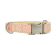 Ein weiches pinkes geflochtenes Haustierhalsband mit einer silbernen Metallschnalle und D-Ring zur Leinenbefestigung, vor einem weißen Hintergrund präsentiert.