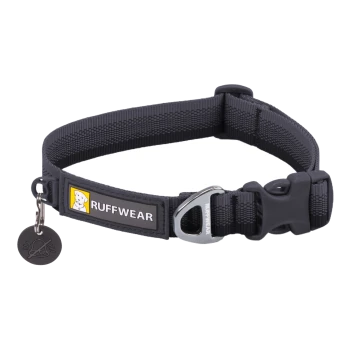 Schwarzes Hundehalsband von Ruffwear mit einem Metall-D-Ring, verstellbarer Schnalle und einem Anhänger mit einem Glockensymbol.