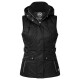 Schwarze ärmellose Steppweste mit Kapuze, mit einem Reißverschluss vorne, zwei Seitentaschen und einem Gürtel in der Taille.