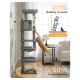 Ein grauer Katzenbaum mit mehreren Ebenen, mit einer Katze, die springt, einer Stabilitätssteigerung von 30% und einem um 50% verdickten Sockel.