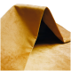 Eine Nahaufnahme einer weichen, tanfarbenen Haustierdecke, die gefaltet ist und ihre plüschige Textur und warme Farbe zeigt, ideal für den Komfort von Haustieren.