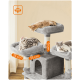 Drei Katzen entspannen auf einem mehrstöckigen Katzenbaum, mit zwei Plattformen und einem gemütlichen Versteck, mit Maßen von 35 cm und 9 cm.