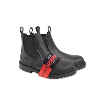 Schwarze Arbeitsschuhe mit Stahlkappen und elastischen Seitenteilen, mit einem roten Etikett, das "STEEL-TOE CAP" und Produktdetails anzeigt.
