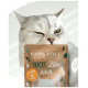 Eine Nahaufnahme einer grauen Katze, die verspielt ein Paket 'CAT'S LOVE 100% Bio Adult' Katzenfutter hält, mit Text auf Deutsch und Englisch.