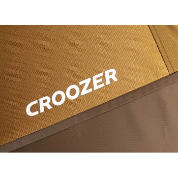 Nahaufnahme eines braunen Haustierträgers mit dem weißen Text 'CROOZER', der prominent an der Seite angezeigt wird.