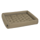 Ein plüschiges, rechteckiges Haustierbett mit gepolstertem Design und erhöhten Rändern in neutralem Beige.