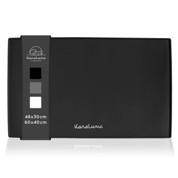 Schwarze Haustiermatte mit strukturierter Oberfläche, mit einem Etikett, das Farboptionen (schwarz, grau, weiß) und Größen (48x30cm, 60x40cm) zeigt.