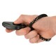 Een hand die een zwarte clicker voor huisdiertraining vasthoudt met een opgerolde polsband, klaar voor gebruik bij het trainen van huisdieren.
