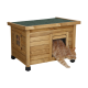 Drewniany domek dla kota z zielonym dachem, z kotem częściowo wychodzącym przez małe drzwi, prezentujący przytulny design.
