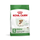 Sac de nourriture pour chiens Royal Canin Mini Ageing 12+, conçu pour les petits chiens de plus de 12 ans, avec des allégations de maintien du poids et de soutien à la vitalité.