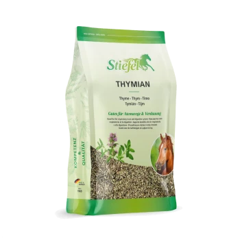 Getrockneter Thymian für Pferde in einer 500g-Packung, beschriftet mit "Stiefel THYMIAN," mit einem Pferdebild und Text, der die Verdauungsvorteile hervorhebt.