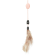 Ein rosa Katzenspielzeug mit einem flauschigen beigen Schwanz, der an einem Band befestigt ist, mit einem schwarzen Clip und einem strukturierten rosa Griff.