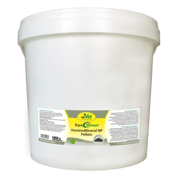 Weißer Kunststoff-Eimer mit gelbem Etikett, auf dem „cdVet EquiGreen HuminoMineral NP Pellets“ und „6000 g“ steht.