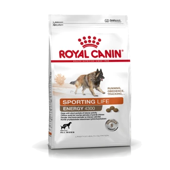 Royal Canin Sporting Life Hundefutterbeutel mit einem Deutschen Schäferhund, beschriftet mit "ENERGY 4300", geeignet für aktive Hunde, mit Text zur Ernährung.