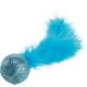 Un jouet en balle en maille bleue avec une queue en plume bleue duveteuse, conçu pour le jeu des animaux.