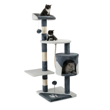 Ein mehrstöckiger Katzenbaum mit zwei Katzen, die auf den oberen Plattformen sitzen, mit Kratzsäulen, einem gemütlichen Versteck und hängenden Spielzeugen.