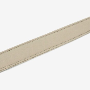 Beige Haustierleine mit einfachem Design und sichtbaren Nähten, flach auf einem weißen Hintergrund ausgelegt.