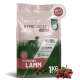 REAVET Hypoconcept Adult Hundefutterbeutel 'Mit frischem Lamm' 1 KG; Kroketten und rohes Lamm abgebildet, gluten- & weizenfrei.