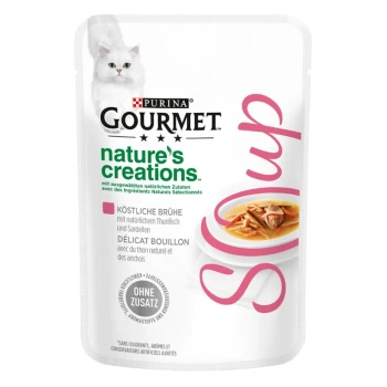 Purina Gourmet Nature's Creations Katzenfutterbeutel mit einer weißen Katze, mit Text, der 'leckere Brühe mit natürlichem Thunfisch und Sardinen' hervorhebt.