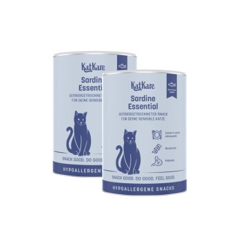 Zwei hellblaue KatKare 'Sardine Essential'-Dosen mit Katzenillustration und Text 'Snack gut. Tu Gutes. Fühl dich gut.'