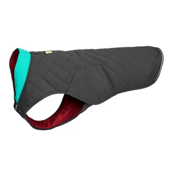 Ein stilvoller Hundemantel mit einem gesteppten grauen Außenmaterial, einem helltürkisen Kragen und rotem Futter, entworfen für Wärme und Komfort.