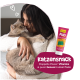 Frau kuschelt mit grauer Katze; rosa Anzeige mit Leckerlitube und sichtbarem Text 'Katzensnack' und 'Doppelte Power: Vitamine'.