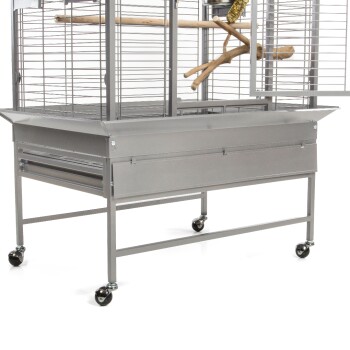 Ein großer, grauer Metallvogelkäfig auf Rädern, mit mehreren Sitzstangen und einer geräumigen Bodenwanne für eine einfache Reinigung.