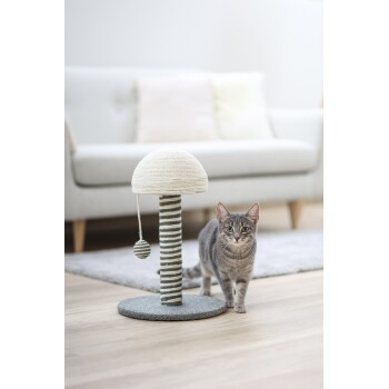 Een grijze tabby kat loopt nabij een stijlvolle kattenkrabpaal met een ronde top en gestreepte paal, geplaatst in een moderne woonkamer.