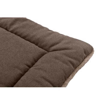 Nahaufnahme einer braunen gepolsterten Ecke eines Haustierbetts mit weichem Stoff und Plüschfutter auf weißem Hintergrund.