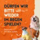 Zwei Hunde in Regenmänteln vor einem orangefarbenen Hintergrund mit Wassertropfen. Text: 'Dürfen wir wieder im Regen spielen? Dein Hund wird betteln.'
