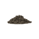 Ein Haufen dunkler, zylindrischer Haustierfutterpellets auf einem weißen Hintergrund.