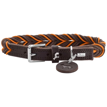 Braunes geflochtenes Hundehalsband mit orangefarbenen Akzenten, silberner Schnalle und einem Anhänger mit einem Hundesilhouette, markiert mit "HUNTER."