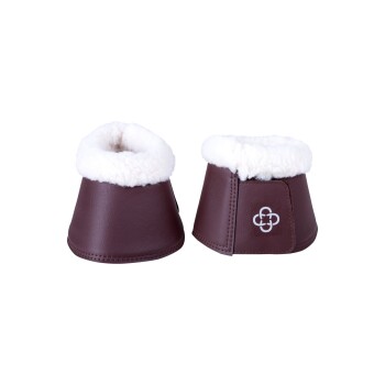 Braune Lederpferdeschuhe mit weißem Fleecefutter, mit einem Logo an der Seite, vor einem weißen Hintergrund präsentiert.