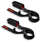 Zwei schwarze Haustiergeschirrclips mit roten Akzenten, mit einem "PULL"-Etikett am Riemen, entworfen für einfaches Anbringen und Lösen.