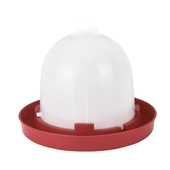 Distributeur d'eau pour animaux en plastique rouge et blanc avec un dessus en forme de dôme et une large base, conçu pour un remplissage et une utilisation faciles.