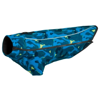 Eine Hundejacke mit blauem und grünem Camouflage-Muster und Reißverschluss, die für Wärme und Komfort entworfen wurde.