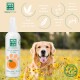 Ein Golden Retriever sitzt in einem Blumenfeld neben dem MEN FOR SAN Hundefragrance, mit einem Pfirsich-Design und vegan-freundlichem Etikett.