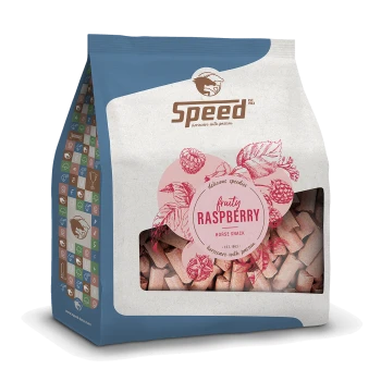 Fruchtiger Himbeer-Pferdesnack in einem wiederverschließbaren Beutel, mit einem klaren Fenster, das die Leckerlis im Inneren zeigt, mit Branding von Speed.