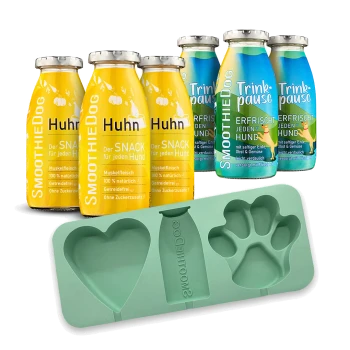 Bunte Haustiertrinkflaschen mit der Aufschrift "Huhn" und "Trinkpause" neben einem grünen Herz, Pfote und einer Silikonform für Flaschen von "SmoothieDog."