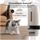 Eine Katze nähert sich einem modernen Futterspender mit einer Futterschüssel, mit einer Sprechblase, die sagt: "Hey Baby, es ist Zeit zu essen!"