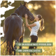 Eine Frau in einem karierten Hemd interagiert mit einem schwarzen Pferd auf einem sonnenbeschienenen Feld. Text: "Für ein ausdauerndes Pferdeleben" und "Ohne chemische Zusätze."