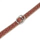 Eine dekorative Hundeleine mit einem rot-beigen Diamantmuster, mit zwei Metallringen für eine sichere Befestigung.