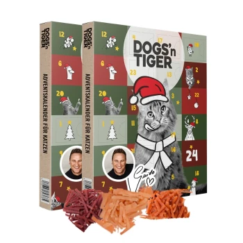 Adventskalender für Katzen von DOGS'n TIGER, mit einer festlichen Katze, die einen Weihnachtsmannhut trägt, mit 24 nummerierten Türen und bunten Dekorationen.