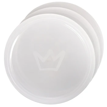 Drei weiße Deckel für die Aufbewahrung von Haustierfutter, die übereinander gestapelt sind, mit einem subtilen Kronenlogo auf dem obersten Deckel.