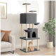Ein grauer mehrstöckiger Katzenbaum mit Plattformen und einem gemütlichen Versteck, mit einer flauschigen orangefarbenen Katze, die an der Basis sitzt.