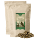 Zwei Kraftpapiertüten Lyra Horse „Apfel-Leckerli Getreidefrei“ getreidefreie Apfelleckerlis für Pferde mit einem Haufen brauner Pellets
