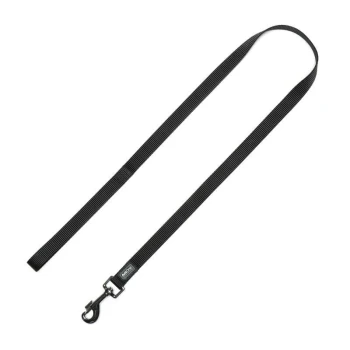 Zwarte nylon hondenriem met een metalen clip, met een stevig ontwerp en een klein logo label.