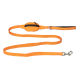 Orangefarbene Hundeleine mit einem Reißverschlussbeutel, mit dem Markennamen "PAIKKA", der in den Riemen eingewebt ist.