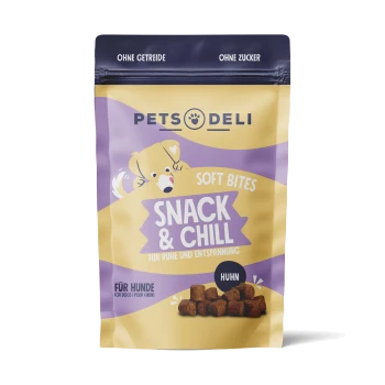 Weiche Bites Hundeleckerlis in einer lila und goldenen Tüte mit der Aufschrift "SNACK & CHILL" für Entspannung, mit einem Cartoon-Hund und "Huhn".